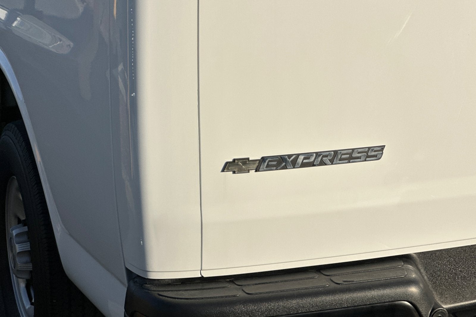 2023 Chevrolet Express Passenger 3500 1LS