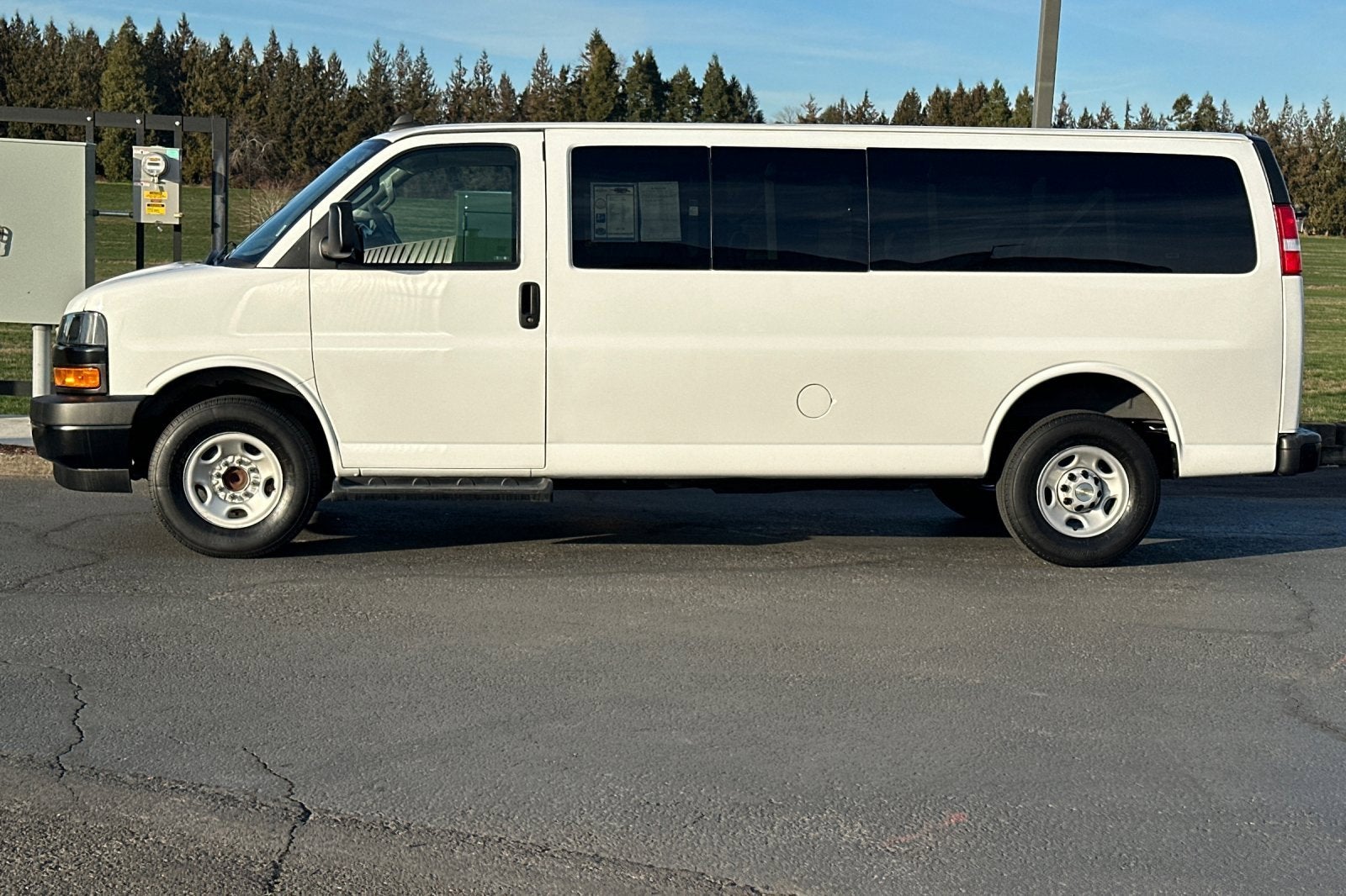 2023 Chevrolet Express Passenger 3500 1LS