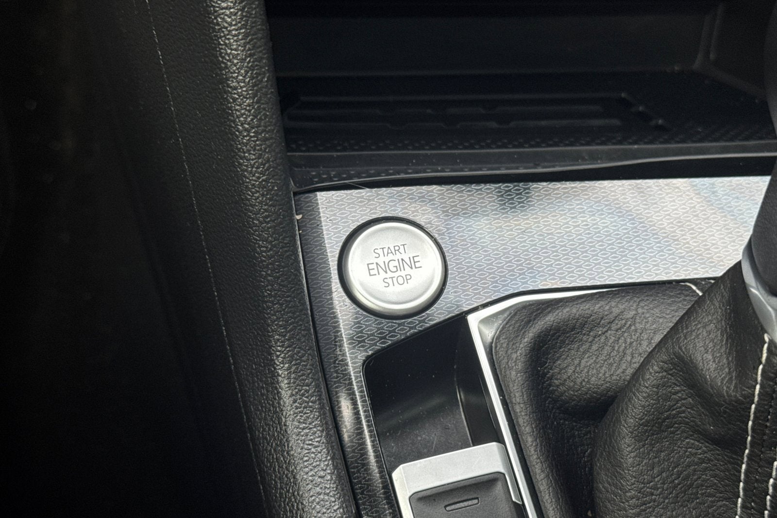 2025 Volkswagen Taos SE Black