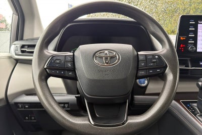 2022 Toyota Sienna LE