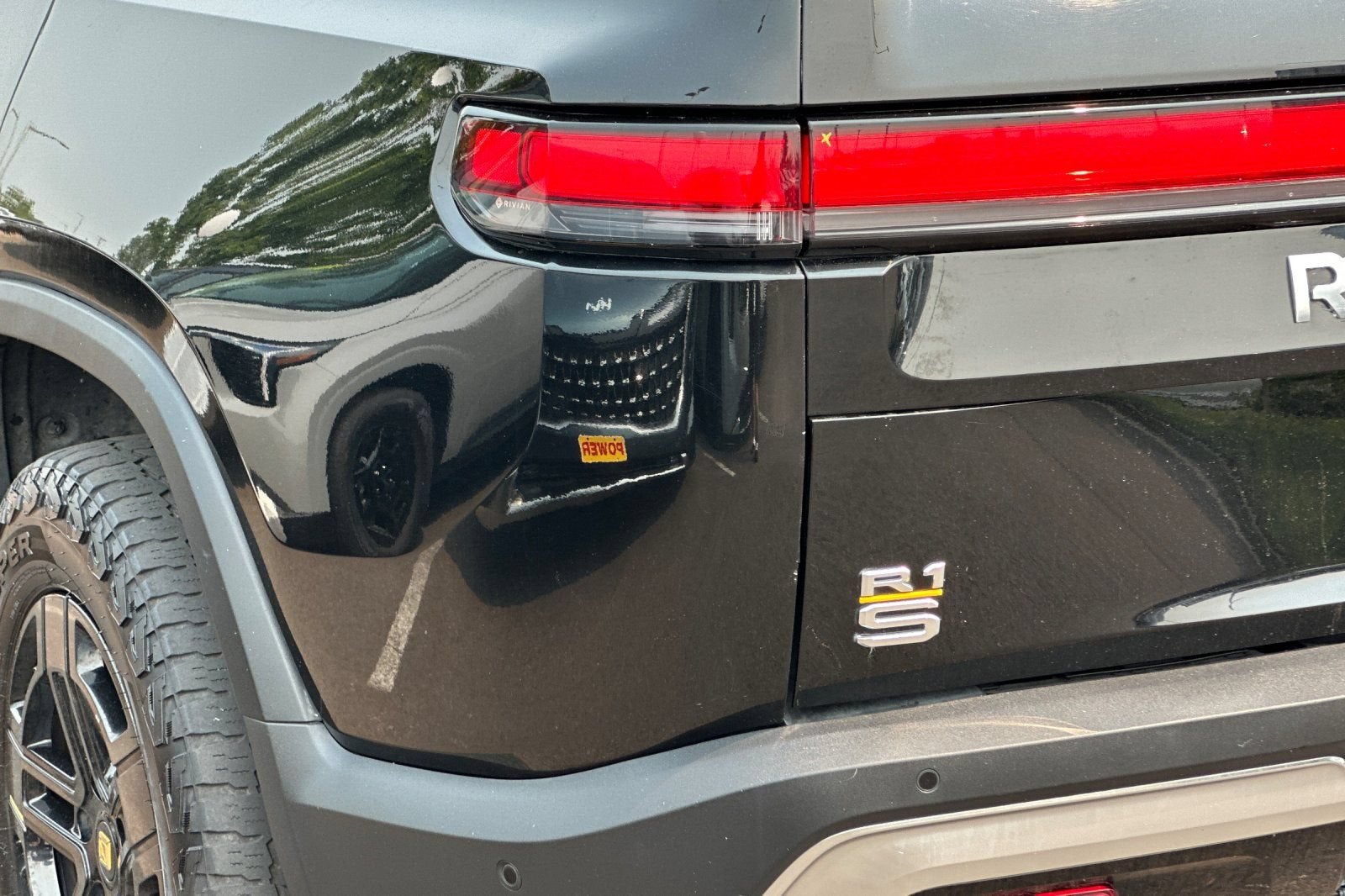 2023 RIVIAN R1S Adventure