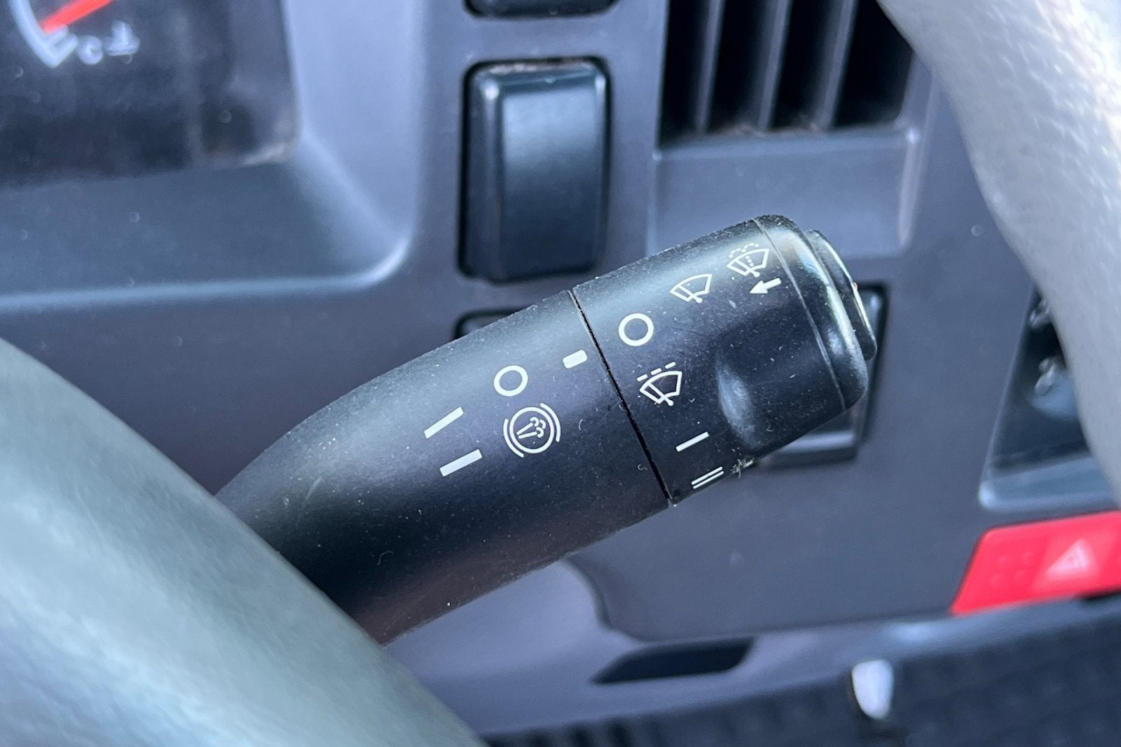 2009 Isuzu NPR HD DSL REG MT/NPR HD WHITE CAB IBT PWL