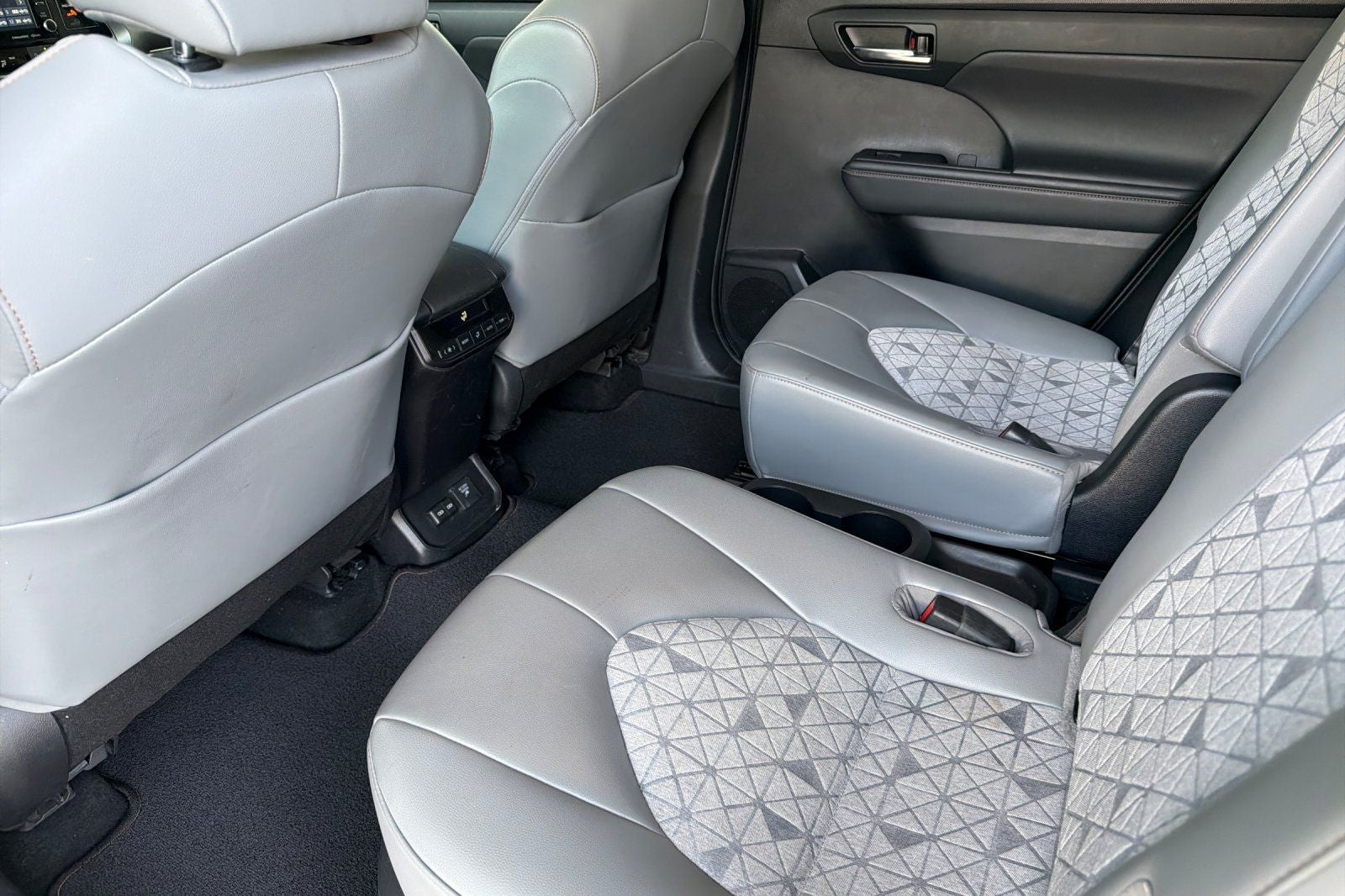 2022 Toyota Highlander Hybrid Bronze Edition