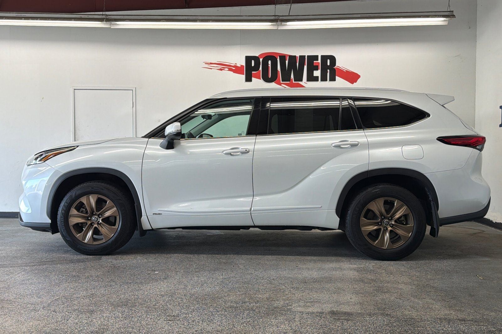 2022 Toyota Highlander Hybrid Bronze Edition