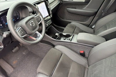 2025 Volvo XC40 B5 Ultra Dark Theme