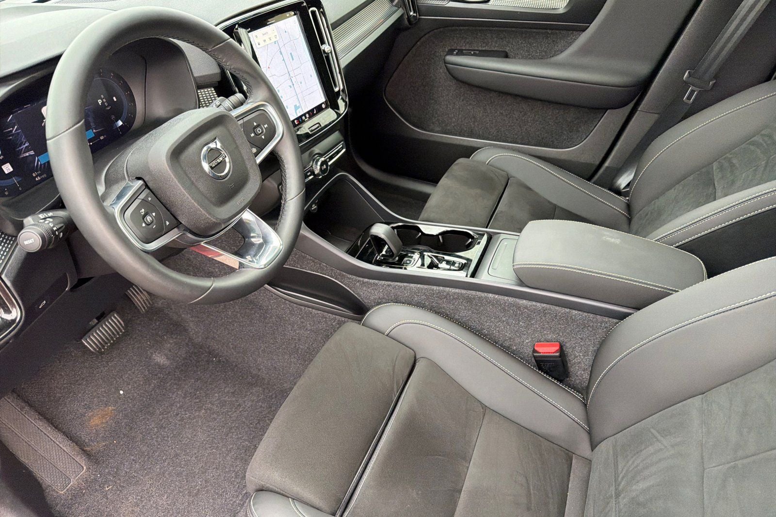 2025 Volvo XC40 B5 Ultra Dark Theme