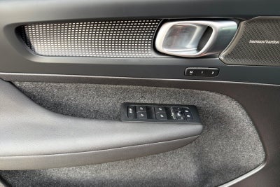 2025 Volvo XC40 B5 Ultra Dark Theme