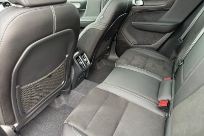 2025 Volvo XC40 B5 Ultra Dark Theme