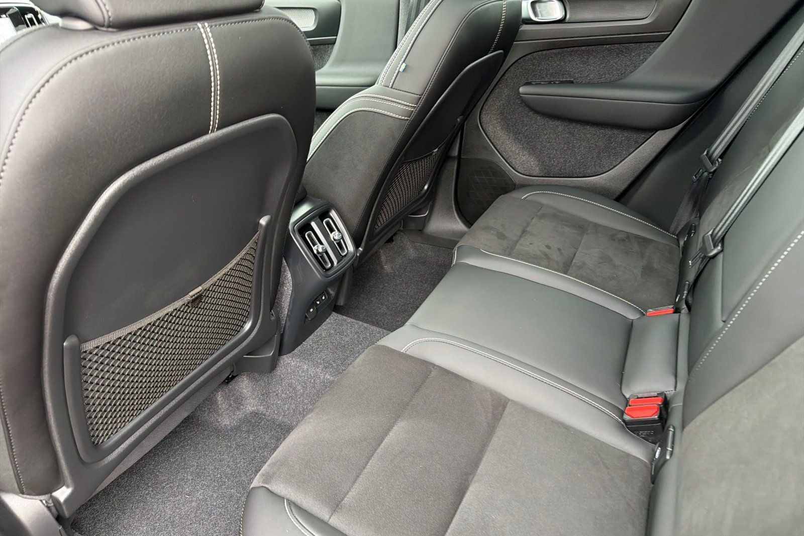 2025 Volvo XC40 B5 Ultra Dark Theme