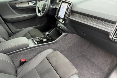 2025 Volvo XC40 B5 Ultra Dark Theme