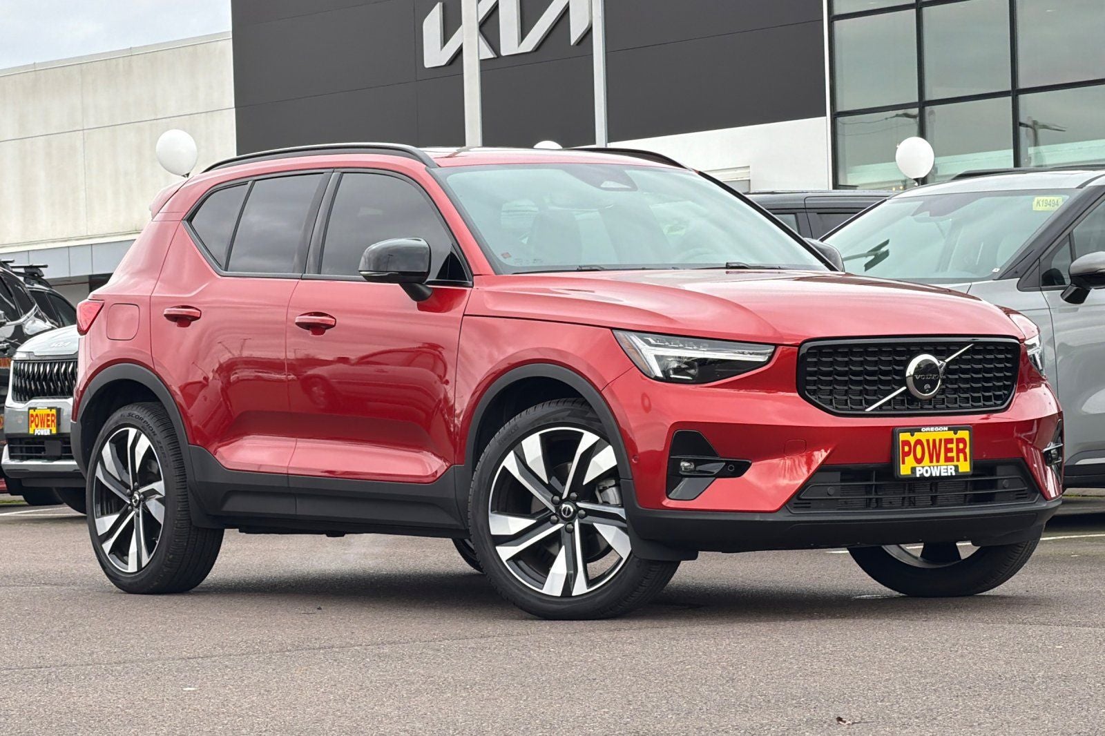 2025 Volvo XC40 B5 Ultra Dark Theme