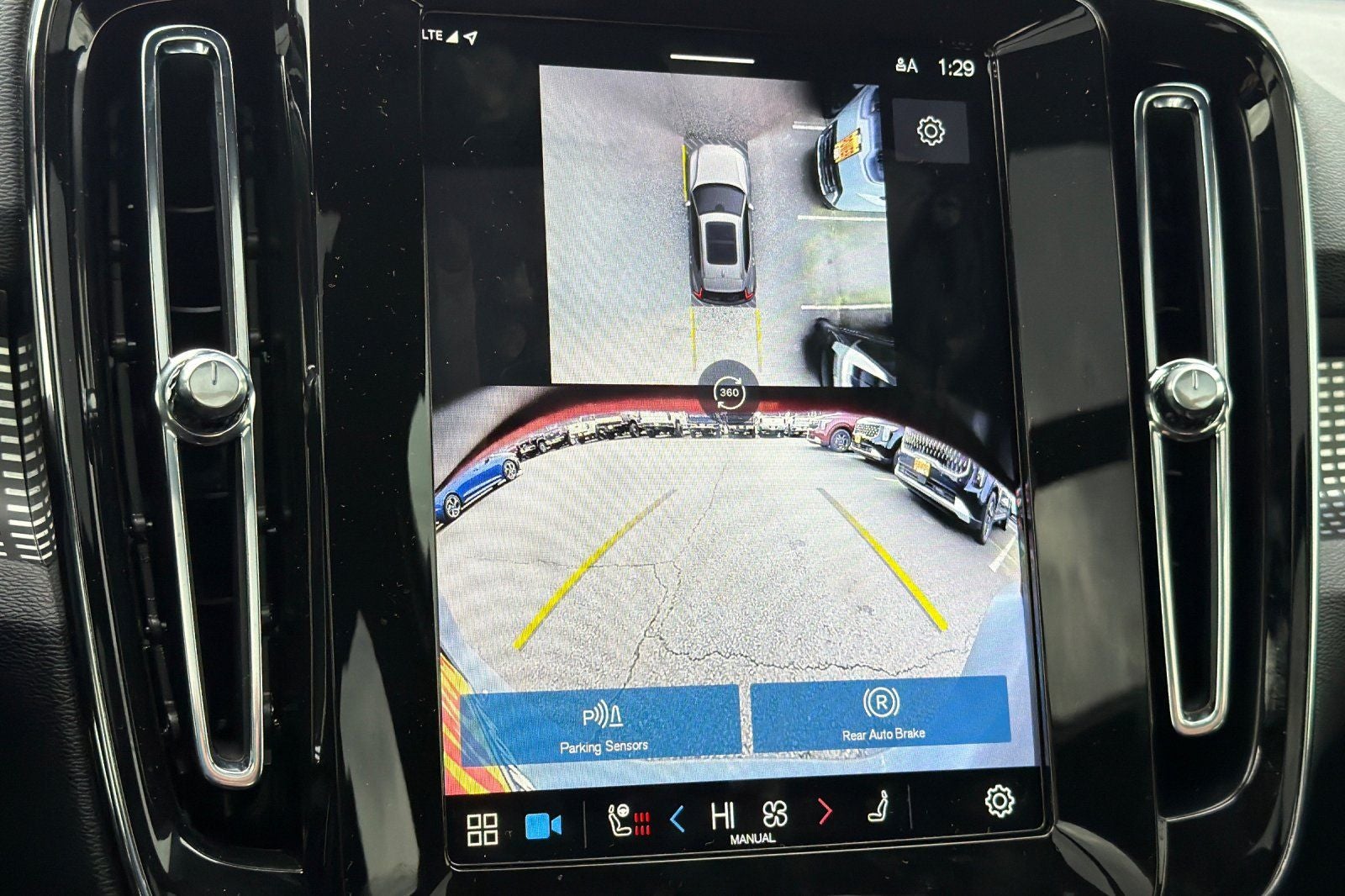 2025 Volvo XC40 B5 Ultra Dark Theme