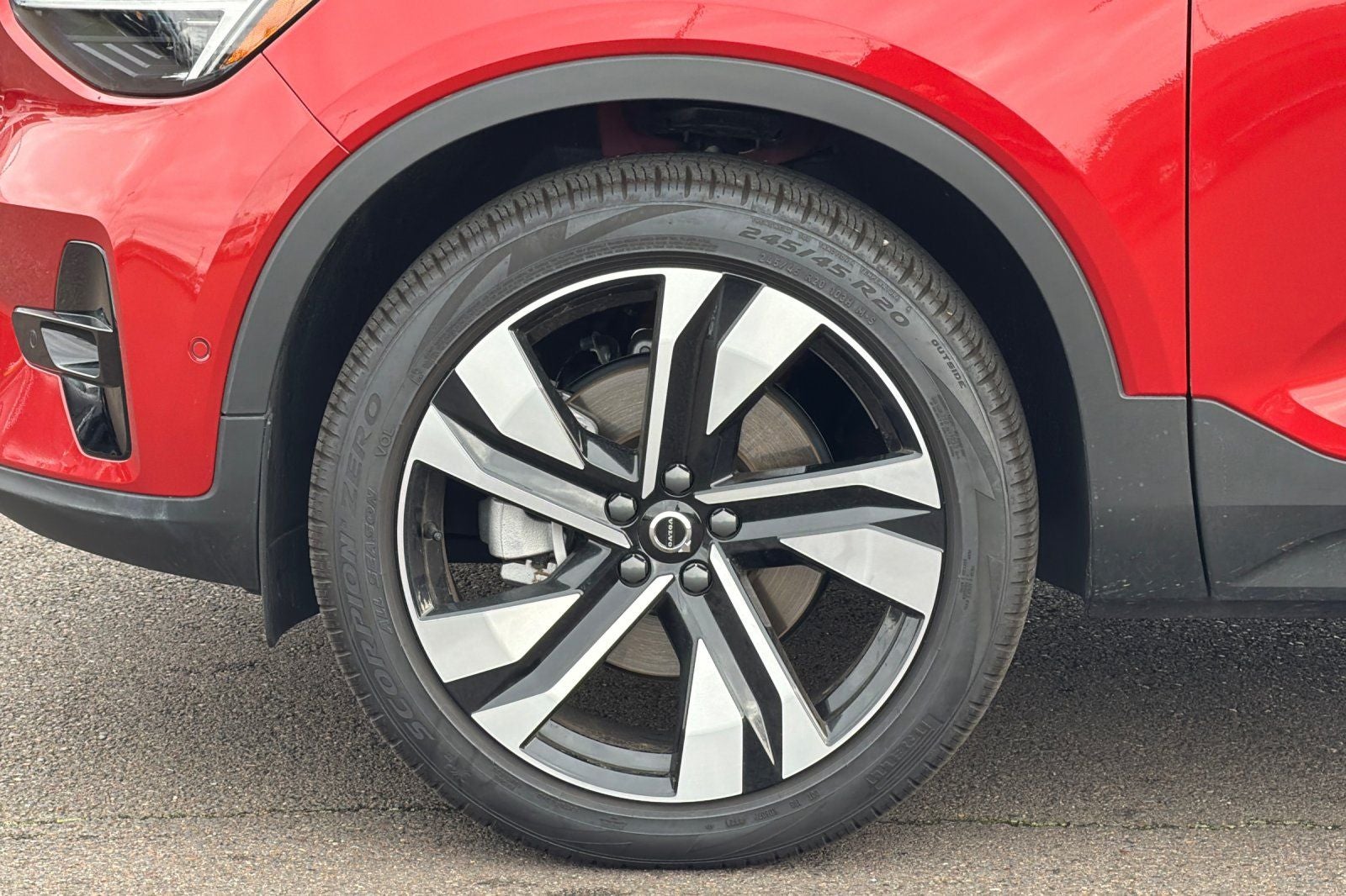 2025 Volvo XC40 B5 Ultra Dark Theme