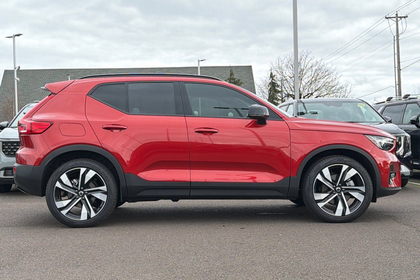 2025 Volvo XC40 B5 Ultra Dark Theme